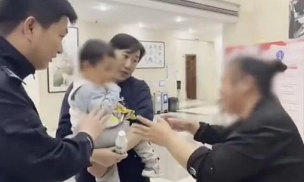 Κινέζος πούλησε το παιδί του για να πάει διακοπές!